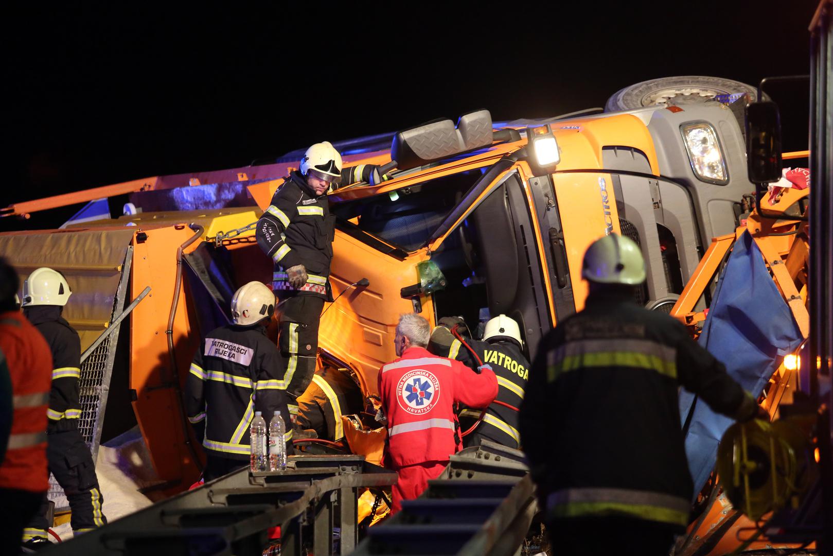 Na mjesto nesreće ubrzo su stigli djelatnici policije, vatrogasaca, Hrvatskih cesta i Hitne medicinske pomoći.