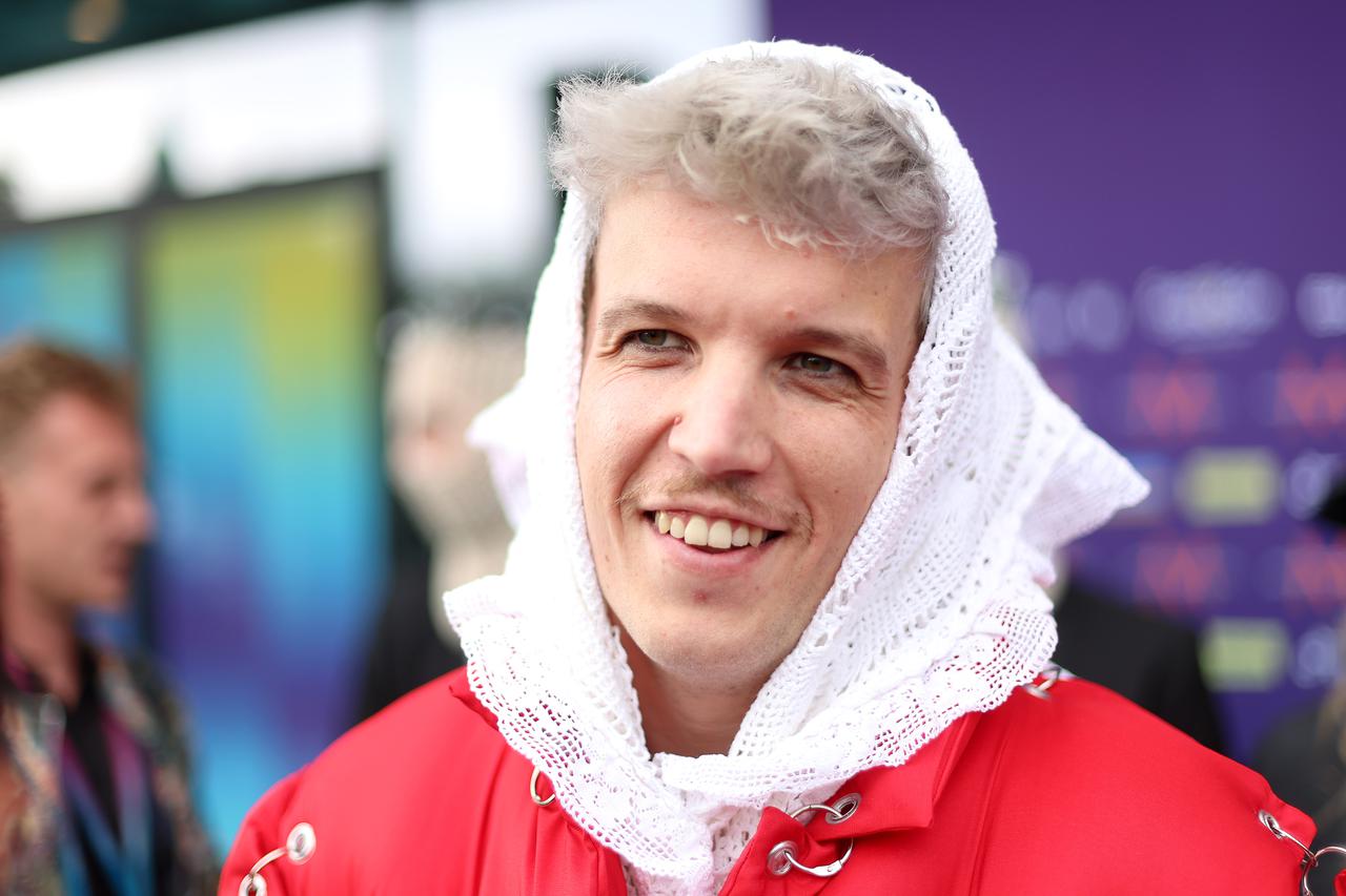 Malmo: Baby Lasagna na tirkiznom tepihu privukao poglede u outfitu s tabletićem