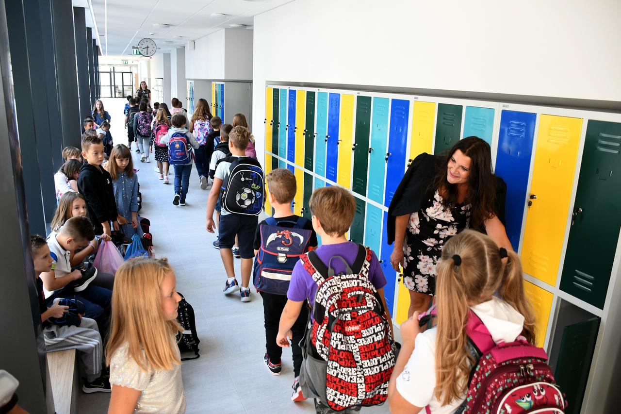 Koprivnica: U?enici dolaze na nastavu u novoizgra?enu školu Podolice