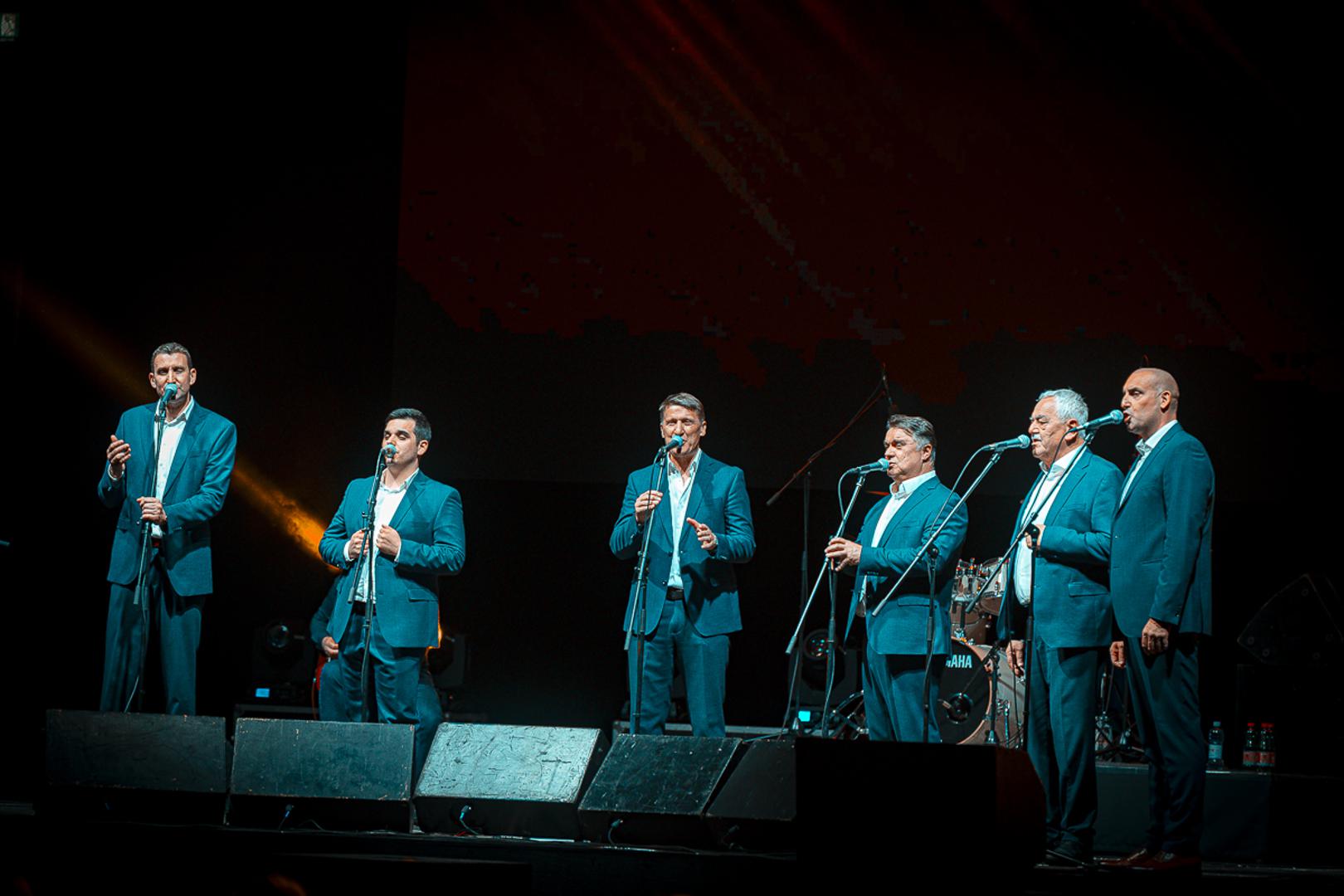 Tomislav Bralić i klapa Intrade priredili su sinoć u varaždinskoj Areni večer koja je, uoči Dana žena, bila posvećena ljubavi, ženama i svemu onome što se najlakše izgovara – kroz stih i glazbu.