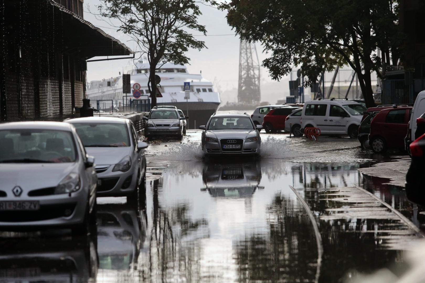 03.10.2020., Rijeka - Zbog jake kise poplavljena je ulica iza zgrade Carine. Photo: Goran Kovacic/PIXSELL