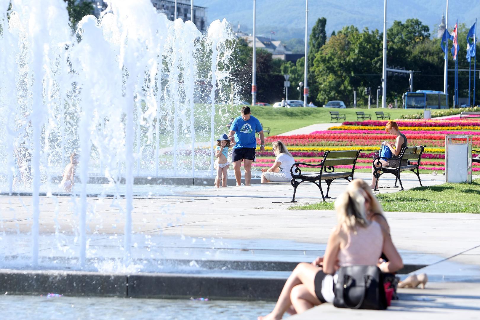 Kada se znojimo naše tijelo gubi tekućinu i važne minerale. Povećava se protok krvi u koži i smanjuje se krvni tlak, uzrokujući tako glavobolje kod nekih ljudi. Također, kada je vruće preporuča se ispijanje bar jedne litre više vode nego li je dnevno uobičajeno. Grickanje slane užine, poput štapića, pomaže u nadomjestku potrošenih minerala.