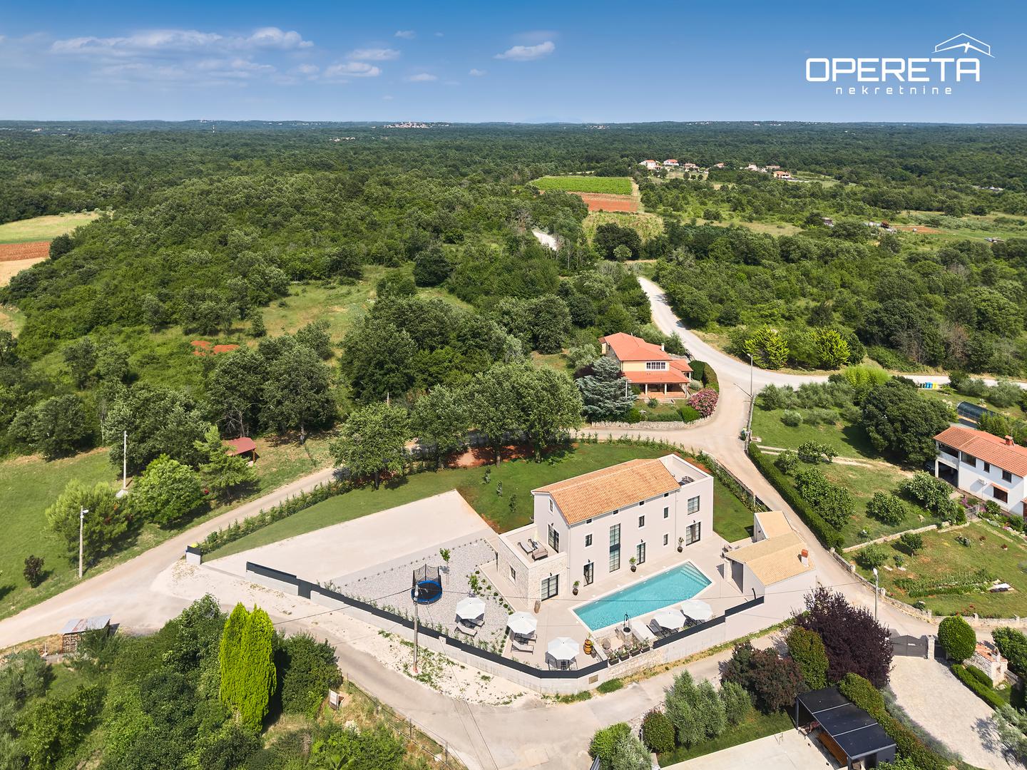 Vila se proteže na tri etaže – prizemlje, prvi kat i potkrovlje, navodi Opereta u oglasu.

