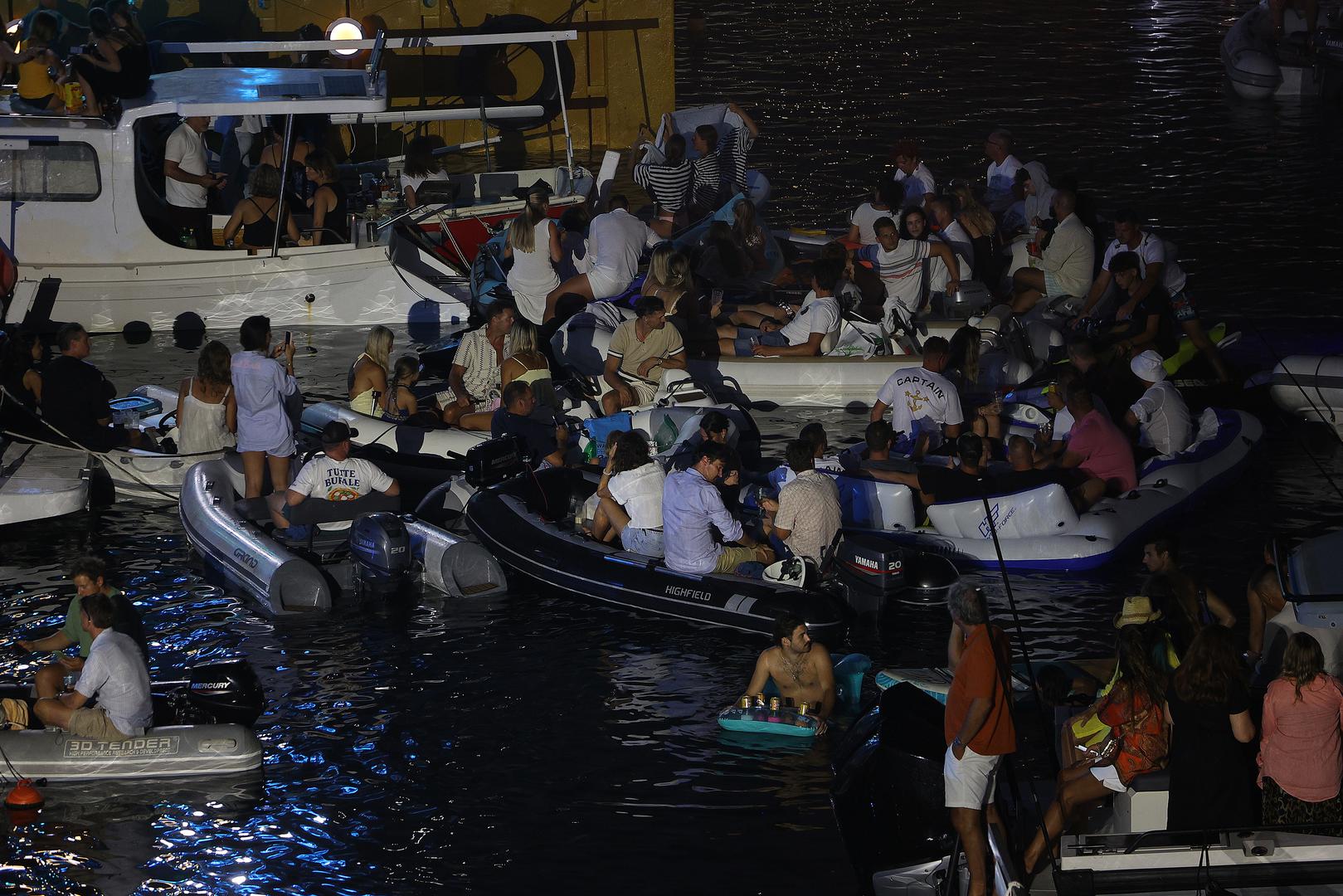 U četvrtak, 30. srpnja u 21:30 sati, na red dolazi koncert emotivnog naziva "Prijatelji s baluna", okupljajući Oliverove prijatelje i dugogodišnje suradnike – Dražena Zečića, Alena Nižetića, Giuliana, Harija Rončevića i Peru Panjkovića. 