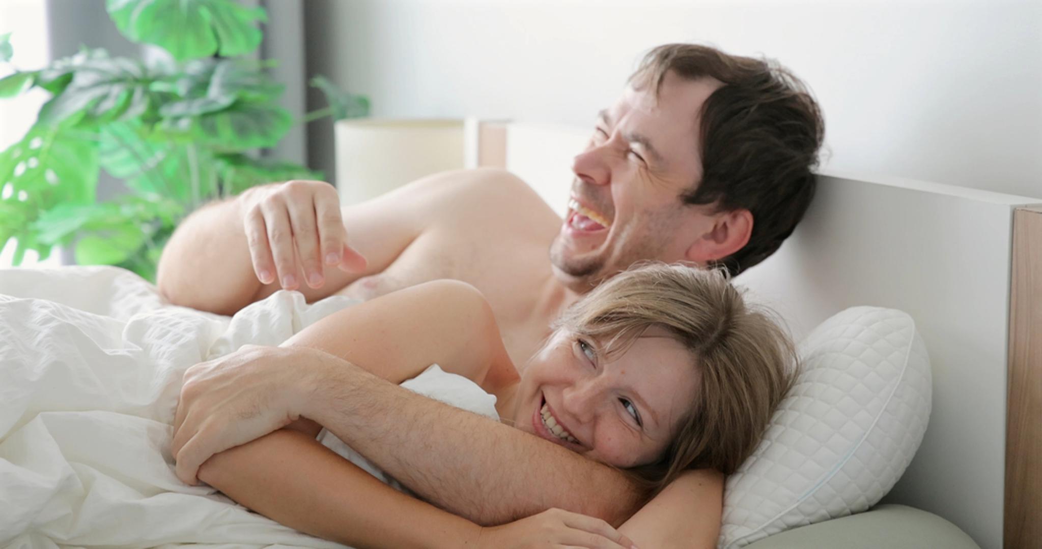 Smisao za humor: Nitko ne očekuje stand-up komičara, ali malo opuštenosti, šale i zajedničkog smijeha čini čuda. Kad se dvoje ljudi smije istim stvarima, to je znak da dijele sličan pogled na svijet i da im je zajedno ugodno. Muškarac koji širi vedrinu i lakoću, a ne stalni mrak i dramatičnost, prirodno privlači druge pa tako i nju.