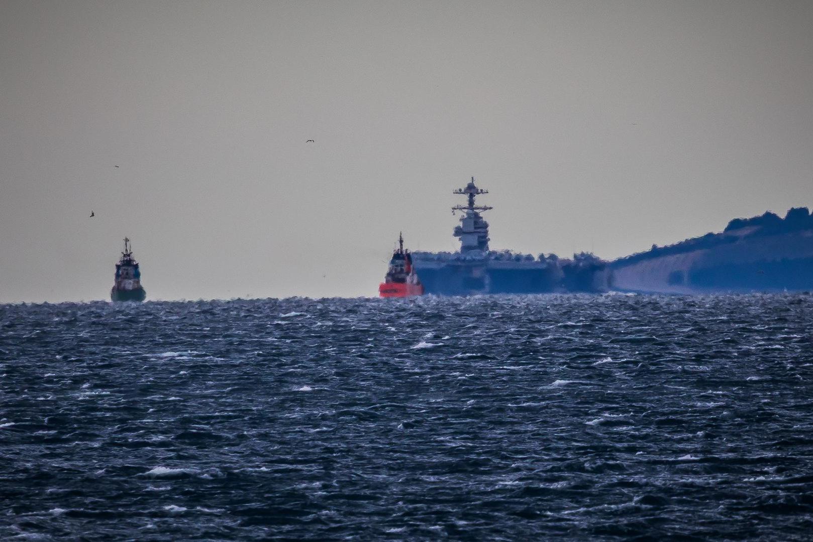 Riječ je o nosaču zrakoplova dugom 333 metara, širine trupa 41 metar i širine uzletno-sletne palube 78 metara. Gaz mu je 15 metara, a može nositi 75 zrakoplova. Iz američkog veleposlanstva su poručili kako će tijekom boravka, USS Gerald R. Ford ugostiti lokalne dužnosnike i ključne lidere kako bi se istaknulo snažno i trajno savezništvo između Sjedinjenih Američkih Država i Hrvatske. 