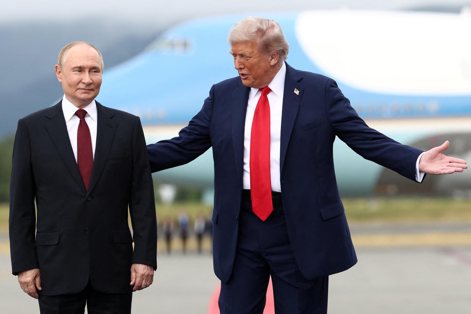 Trump je Putina dočekao vrlo srdačno, a čak mu je kratko i zapljeskao prije nego su se rukovali. 