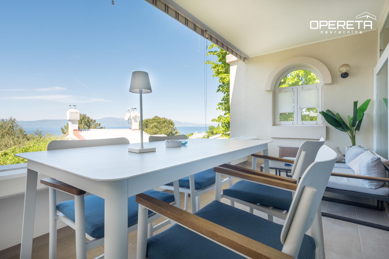 Navode kako je kuća projekt renomiranog arhitekta, "skladno uklopljena u mediteranski okoliš te iz gotovo svih prostorija pruža otvoren pogled na Kvarnerski zaljev"