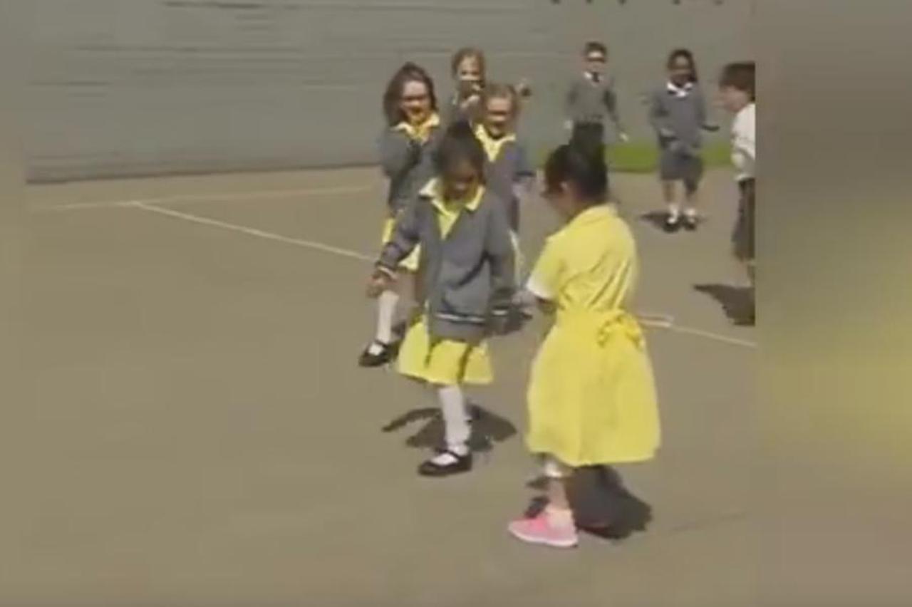 djevojčica s protezom