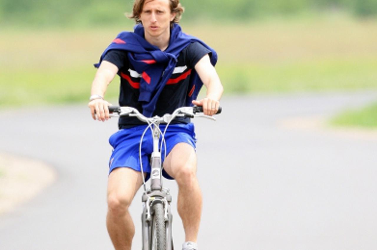 '08.06.2012., Sielanka nad Pilice - Neki od igraca iskoristili su prijepodne za voznju s biciklima. Luka Modric. Photo: Slavko Midzor/PIXSELL'