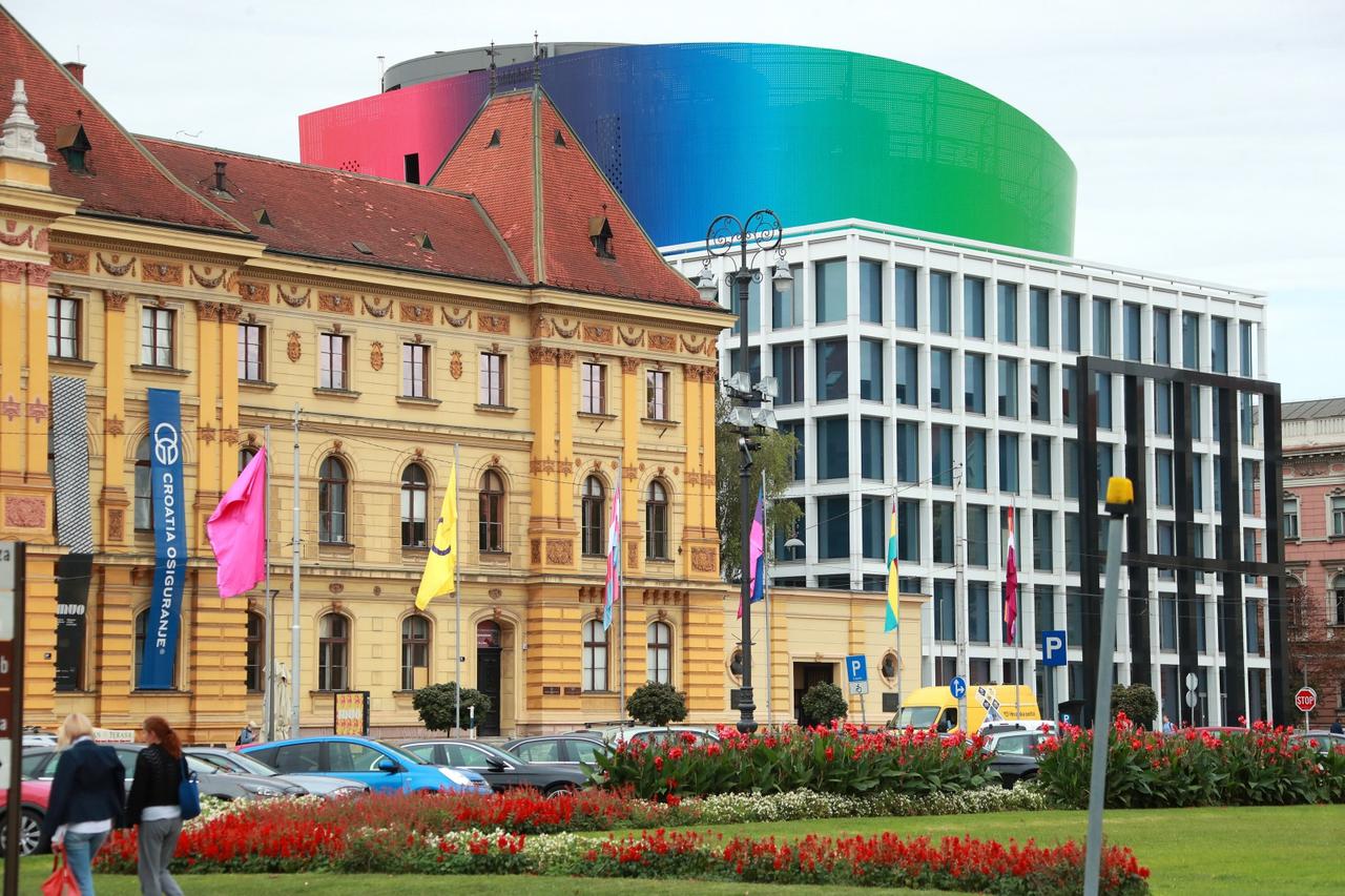 Zagreb: Izvješene zastave uoči 19. Povorke ponosa LGBTIQ zajednice, osoba i obitelji