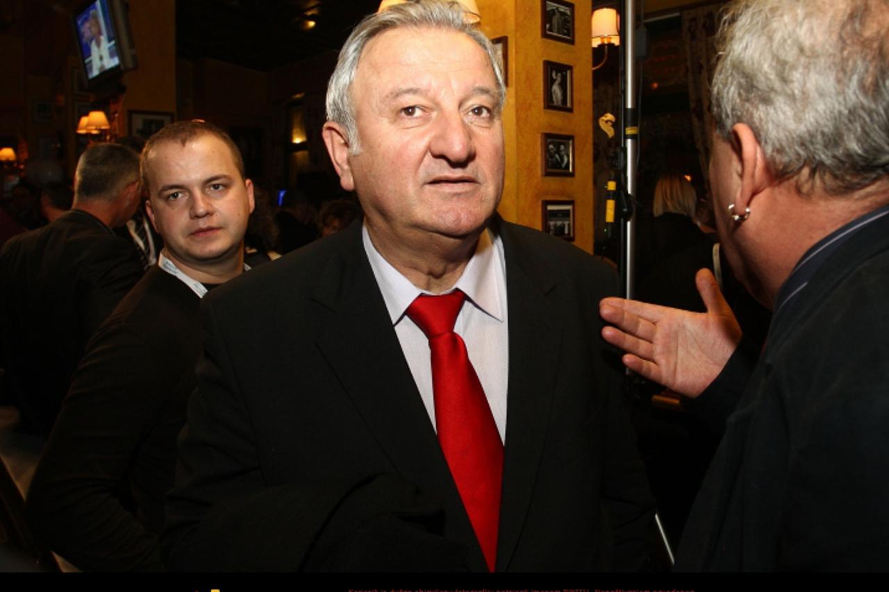 '27.12.2009., Zagreb - Izborni stozer predsjednickog kandidata Nadana Vidosevica uoci prvog kruga rezultata predsjednickih izbora u The Movie pub-u,Savska 141.Nadan Vidosevic. Anto Kovacevic. Photo: D