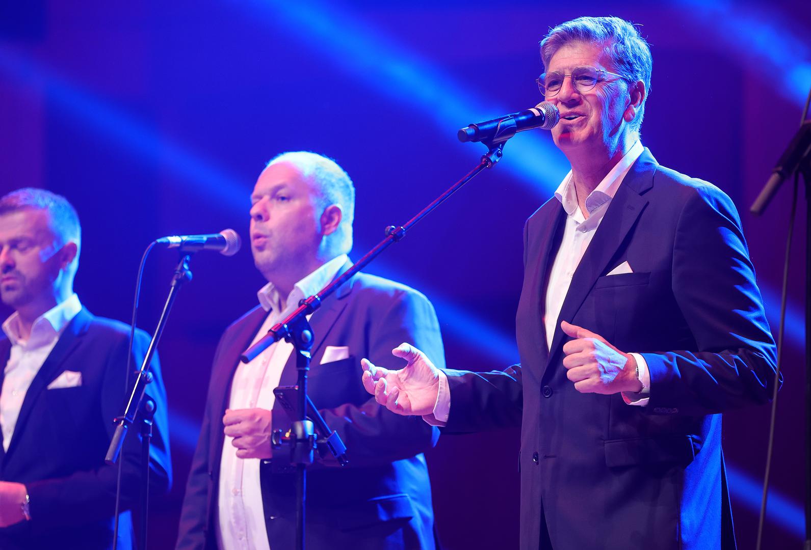 Rišpet vole sve generacije, a njihove pjesme “Šta mi ljube oćeš kazat“, “Lipo mi je tu “, "Mislin samo na te“, “Kad je pošla ća", "Lumin", "Fališ mi" i dueti s Jelenom Rozgom "Prsti zapleteni" , s Doris Dragović "Jedina jubav moga života“ i "Pružimo nam šansu“ sa Zoricom Kondžom publici su omiljene.  