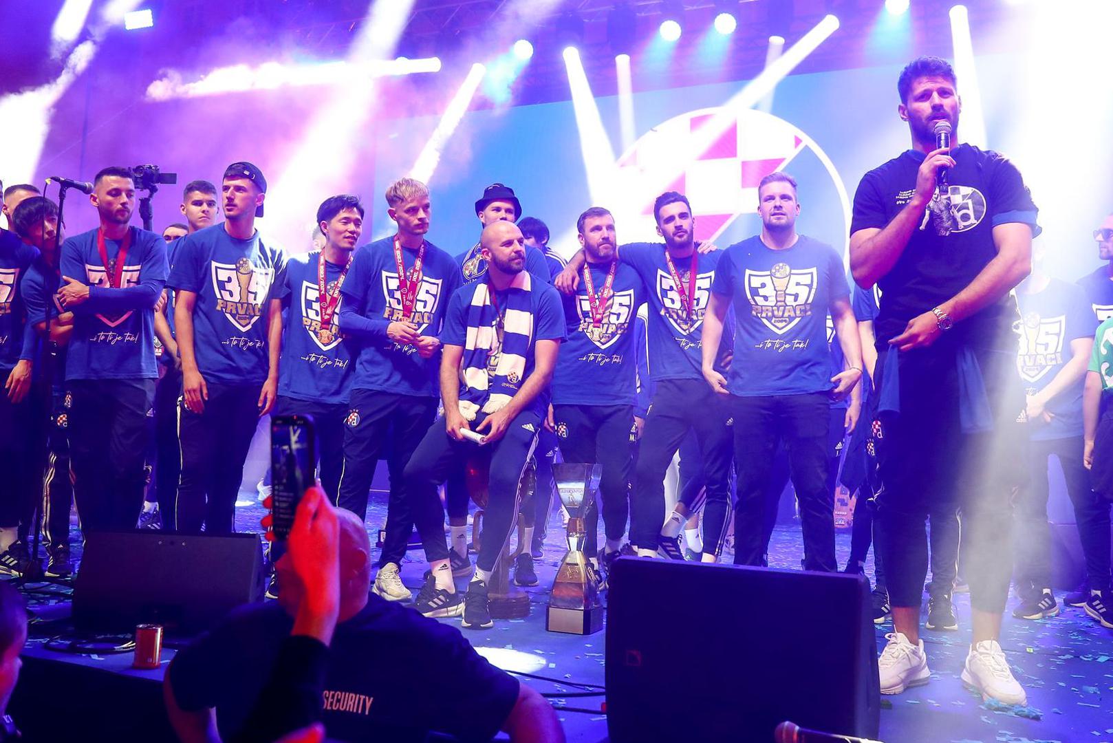 6. Na kraju iste sezone, kada je Dinamo slavio dvostruku krunu, uputio je pozdrav bivšoj čelnici kluba Vlatki Peras. "Drugi pozdrav za mladu damu koja je za Dinamo dala više od 20 godina, za Vlatku Peras. Pozivam sve navijače Dinama da budu gospoda i da se zahvale za ono što su napravili za Dinamo", kazao je napadač.