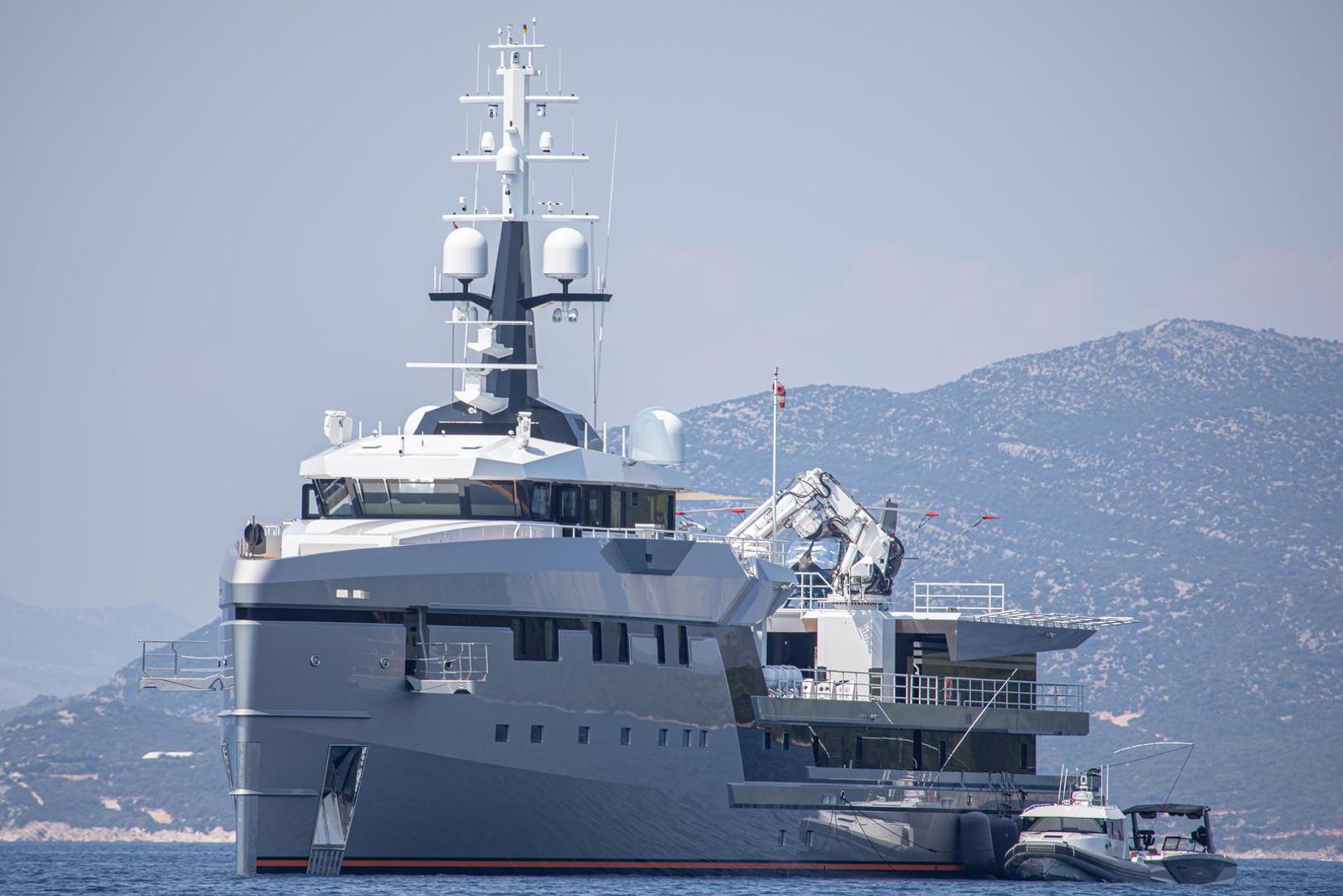 Ovom jahtom Bezos je proteklih tjedana plovio Sredozemljem, pa je bilo moguće vidjeti je u Grčkoj i Italiji. U Grčkoj mu je društvo pravila i slavna glumica Demi Moore