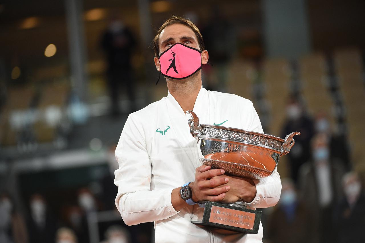 Rafael Nadal et Iga Swiatek savourent leurs victoires respectives à l'issue du tournoi de tennis de Roland Garros à Paris