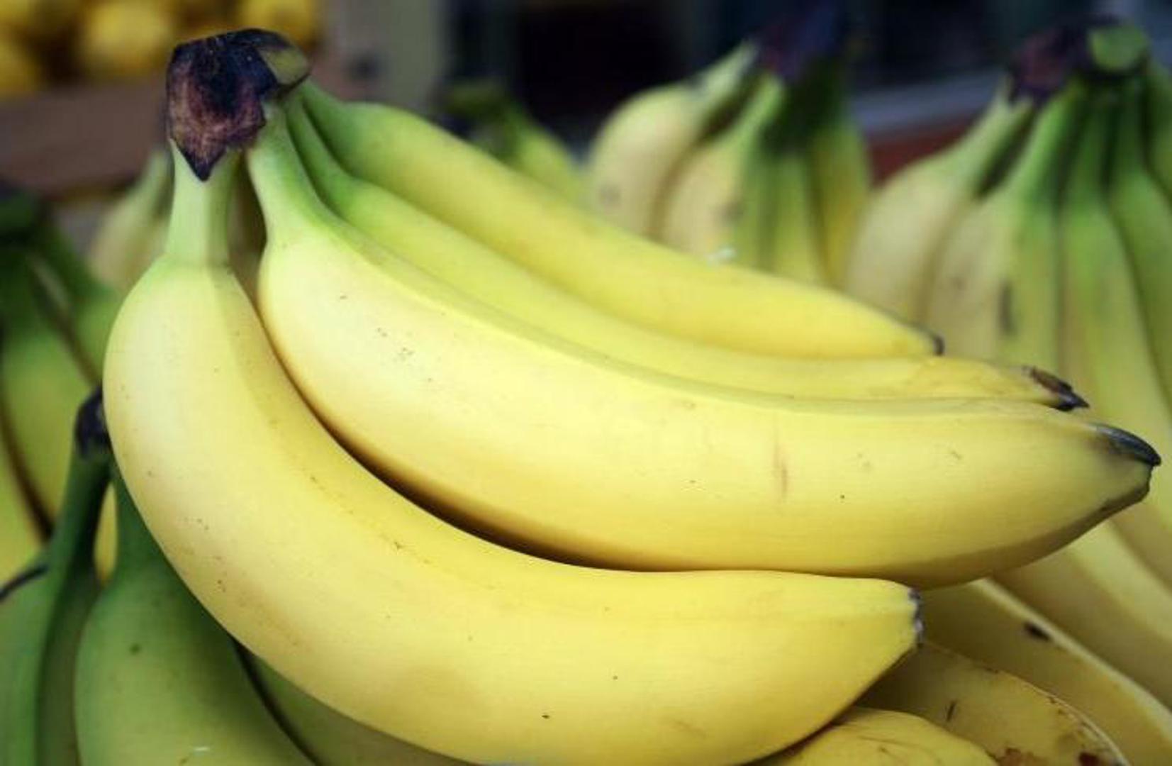 Banane će dulje trajati, i do pet dana, ako zamotate vrhove banana u plastičnu foliju