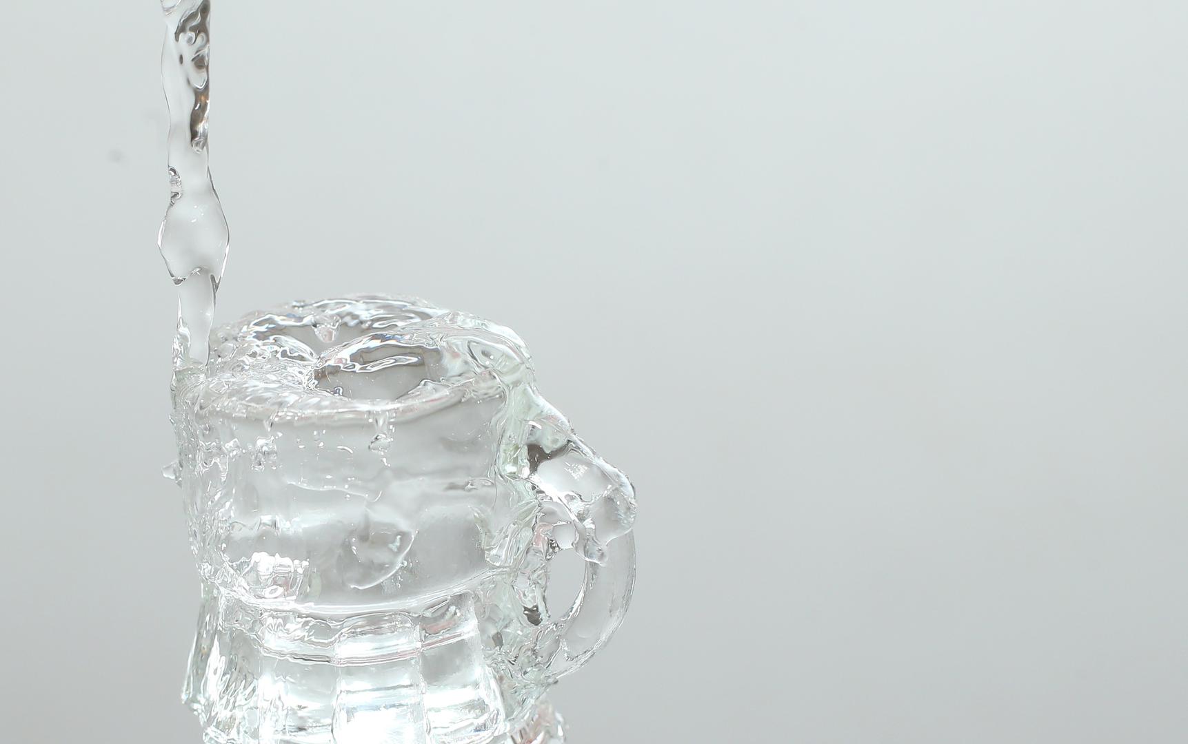 4. Premala konzumacija vode - Hidratacija je važna i iznutra. Kad ne pijete vodu, koža se kratkoročno suši i izgleda naborano oko očiju, a dugoročno gubi elastičnost. Patel preporučuje konzumaciju barem šest čaša vode na dan.