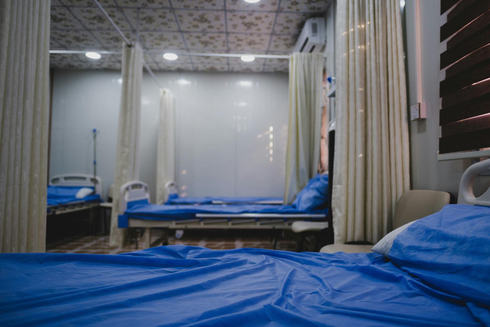 1. Klinički centar Srbije, Beograd, Srbija (3500 kreveta). Klinički centar Srbije, smješten u Beogradu, najveća je bolnica u Europi i jedan od najvažnijih medicinskih kompleksa na svijetu. S više od 40 klinika i instituta, pokriva gotovo sve medicinske specijalnosti, čineći ga ključnim referentnim centrom za cijelu regiju Balkana. Osnovan još 1930-ih, ovaj kompleks svake godine liječi više od milijun pacijenata. Nedavna ulaganja u obnovu objekta usmjerena su na proširenje kirurških kapaciteta i hitne medicinske službe.
