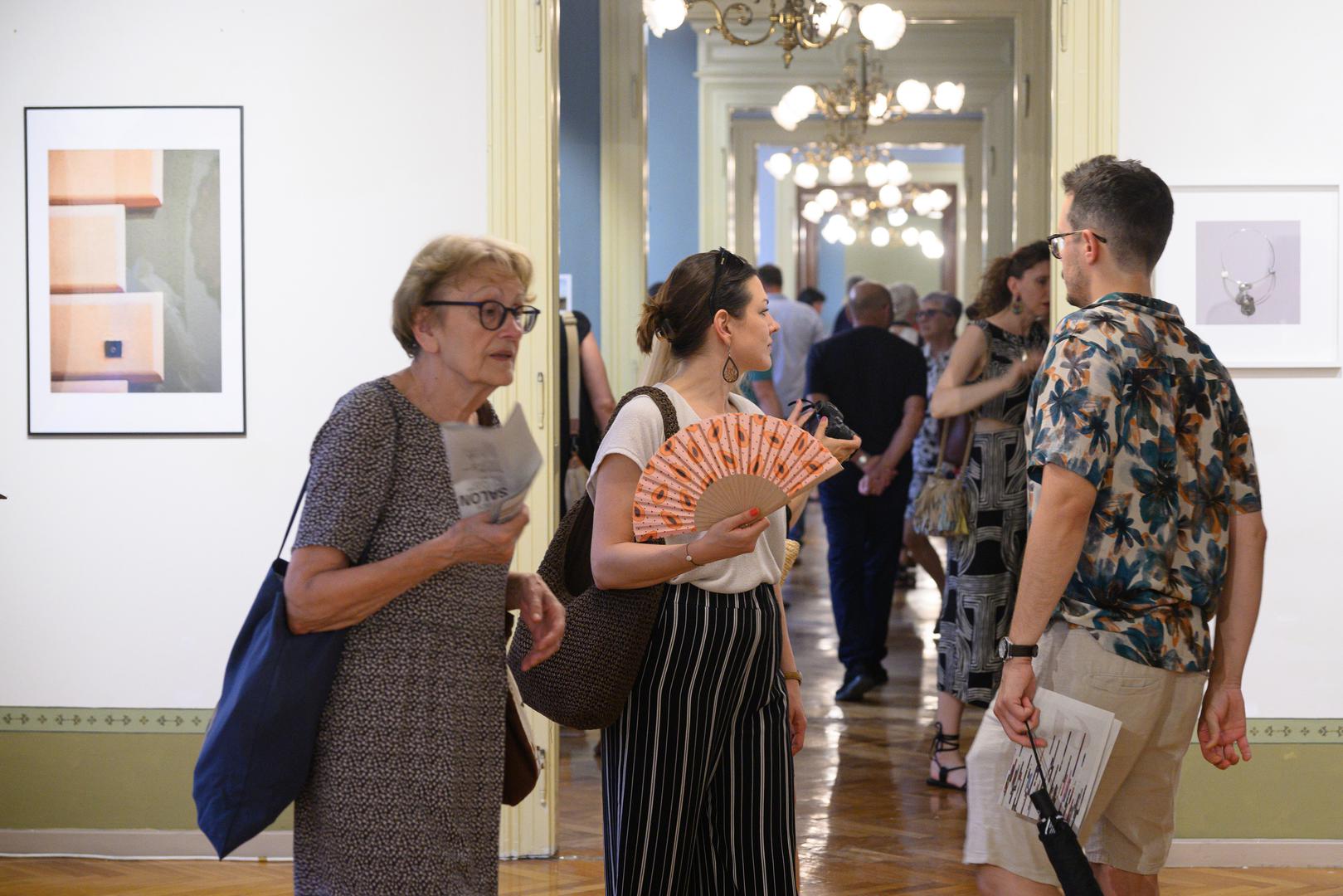 Naizmjence ga organiziraju Hrvatska udruga likovnih umjetnika primijenjenih umjetnosti (ULUPUH), Hrvatsko društvo likovnih umjetnika (HDLU) i Udruženje hrvatskih arhitekata (UHA)
