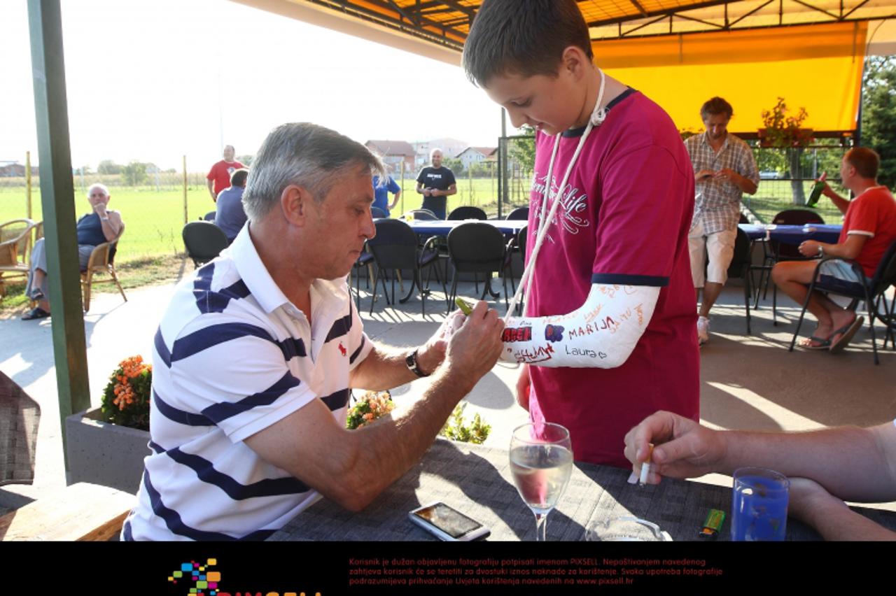 \'15.09.2011., Zagreb - Na igralistu NK Botinca odigrana je utakmica izmedju veterana NK Botinec i legendi zagrebackog Dinama. Zlatko Cico Kranjcar dijelio je autograme prije utakmice. Photo: Davor Pu