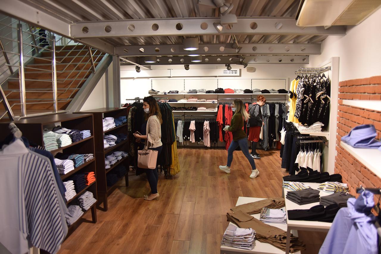 Pula: S popuštanjem mjera zaštite otvorena je trgovina odjećom