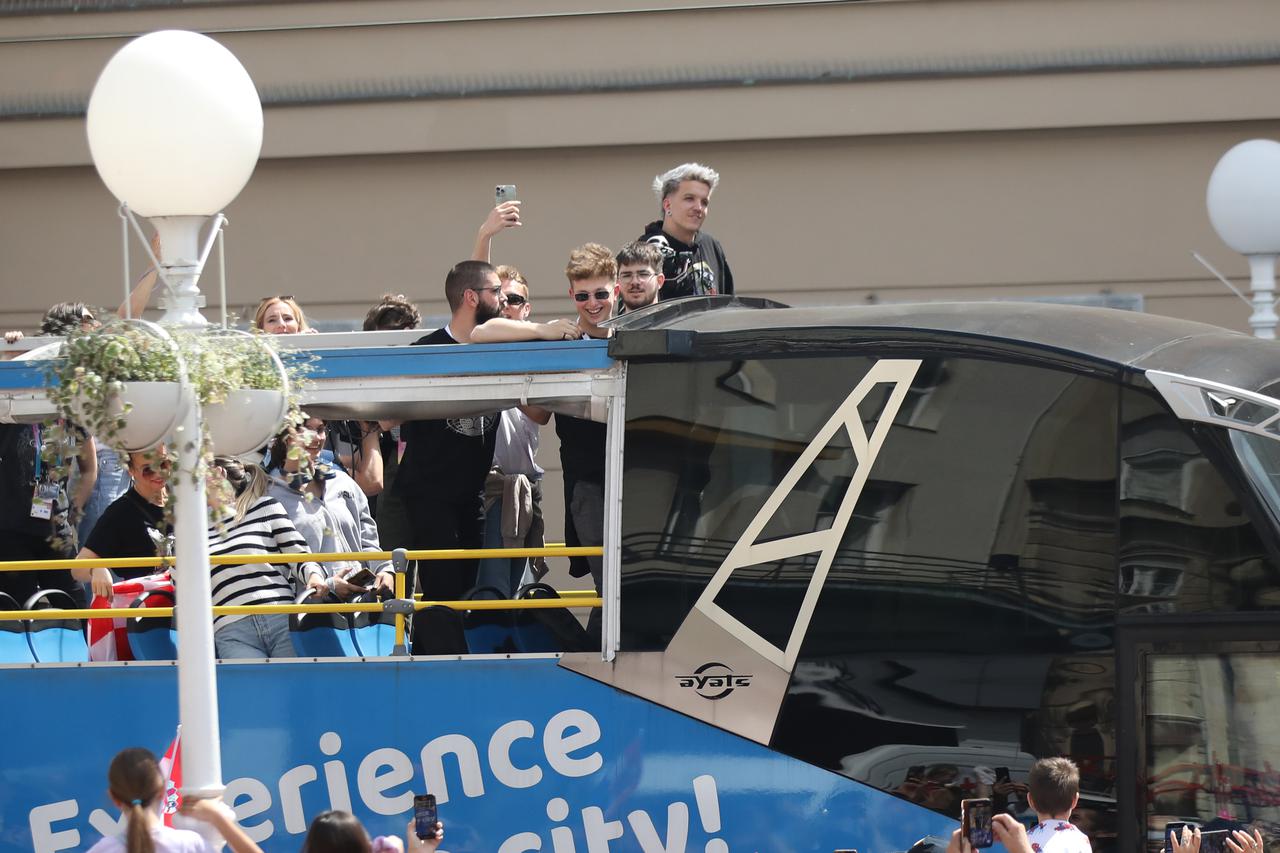 Zagreb: Baby Lasagna u otvorenom autobusu stigao je na trg 