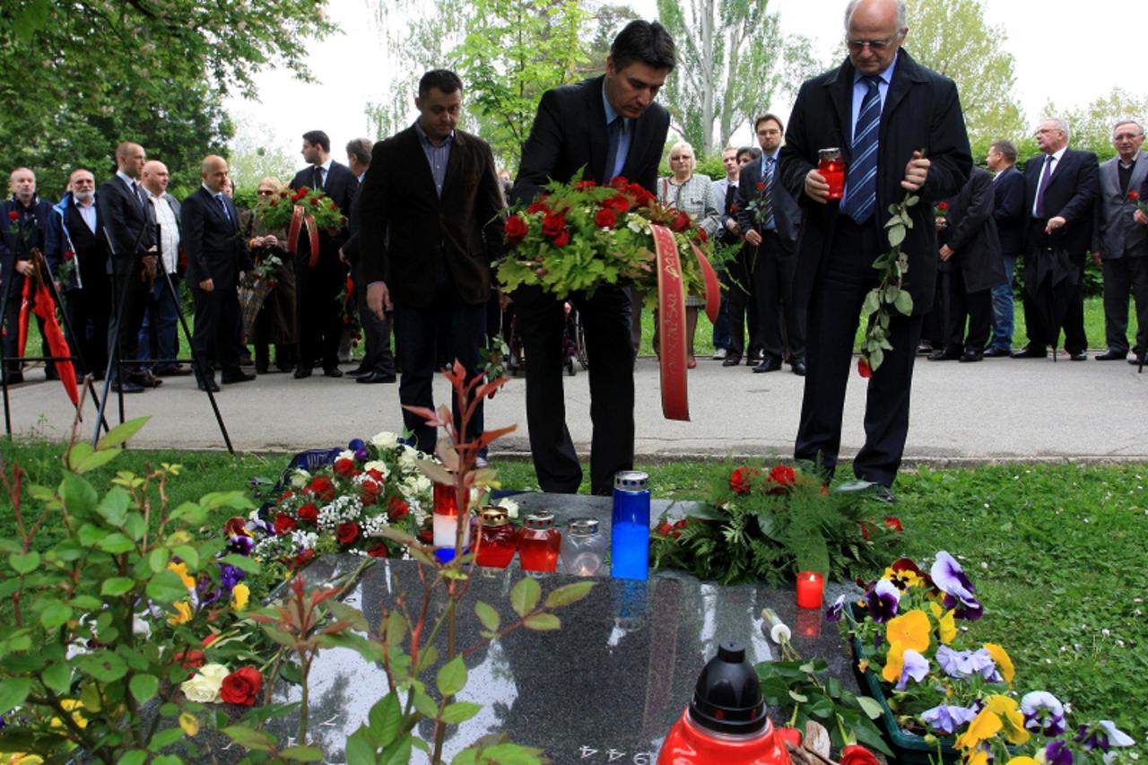 \'29.04.2011. Mirogoj, Zagreb-Izaslanstvo SDP-a povodom cetvrte godisnjice smrti Ivice Racana polozilo je ruze i vijence na njegov grob na Mirogoju.Igor Dragovan,Zoran Milanovic i Josip Leko. Photo: B