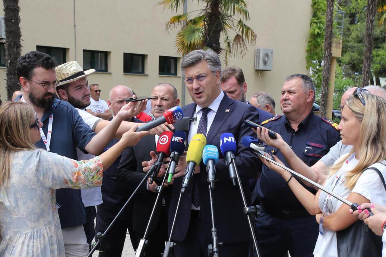 Dok je Plenković davao izjavu u Divuljama, premijeru se pod noge smjestio mačak
