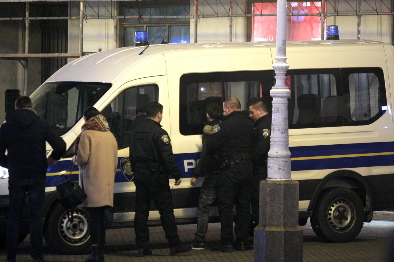 Zagreb: Policijski službenici na Trgu zaustavili i pretražili muškarca