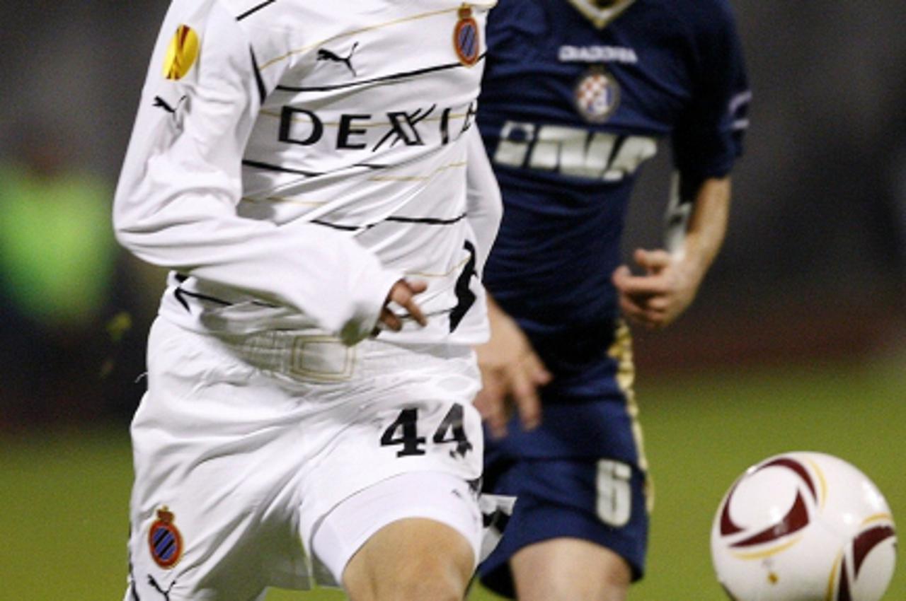 \'Ivan Perisic (L) of Club Brugge fights for the ball with Arijan Ademi of Dinamo Zagreb during their Europa League Group D soccer match in Zagreb October 21, 2010.  REUTERS/Nikola Solic (CROATIA - Ta