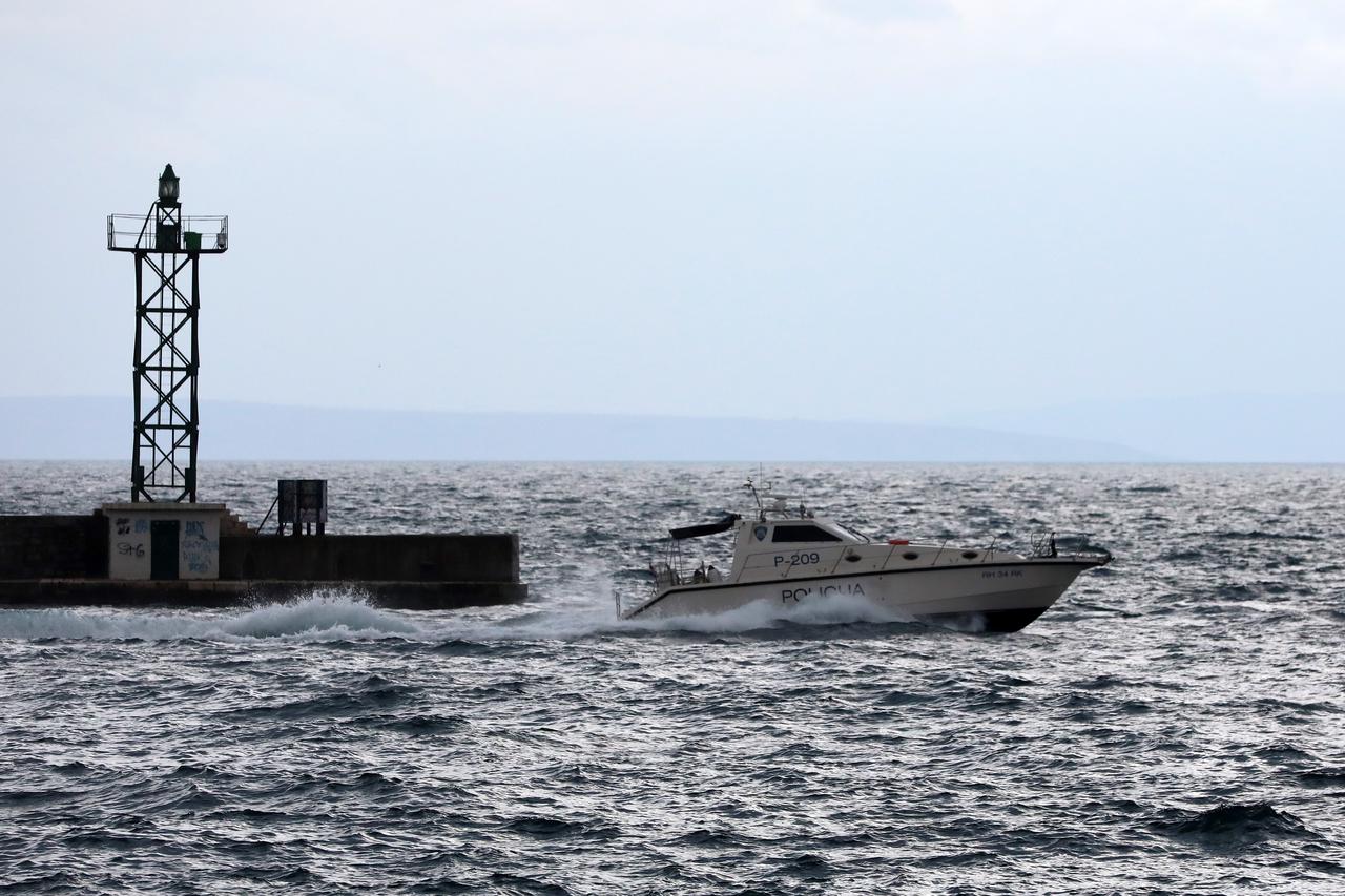 Rijeka: Policijski gliser isplovljava iz luke