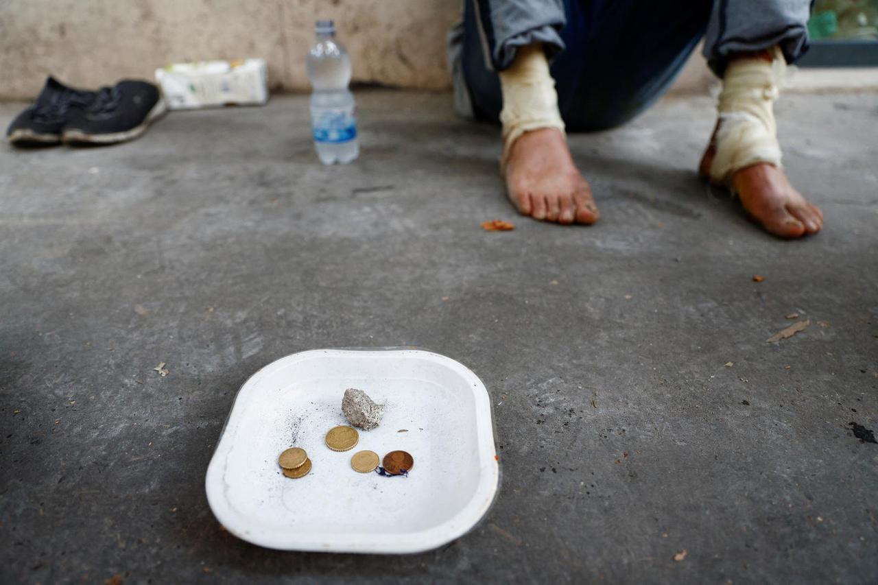 Red cross workers check on homeless during heat wave across Italy