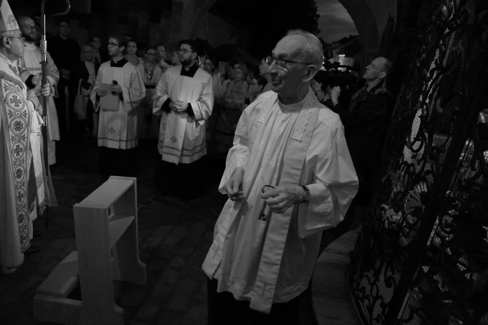 U procesiji su sudjelovale stotine vjernika koji su molitvom i pjesmom odali počast zaštitnici grada.