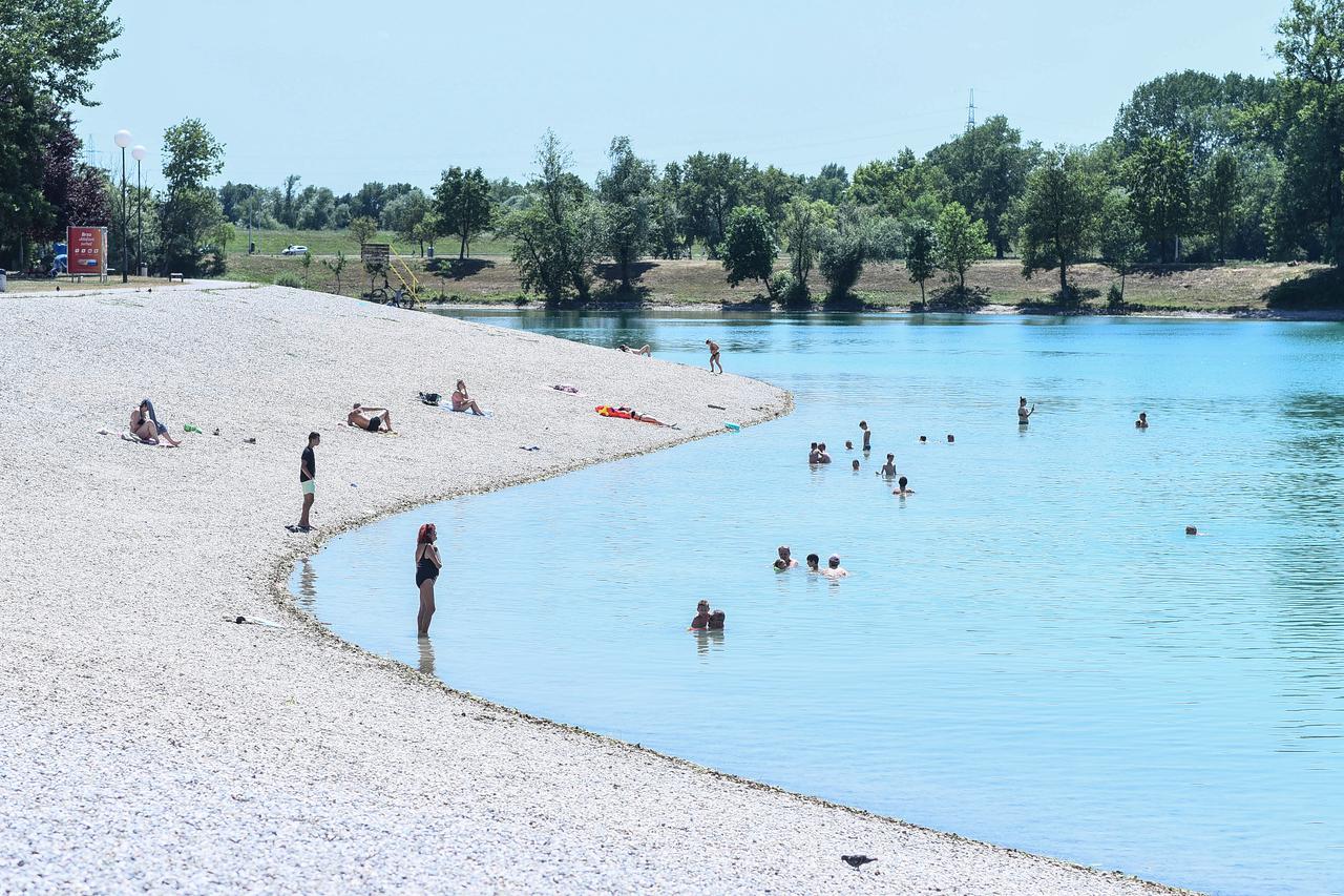 Zagreb: Spas od velikih vrućina građani su potražili na Jarunu