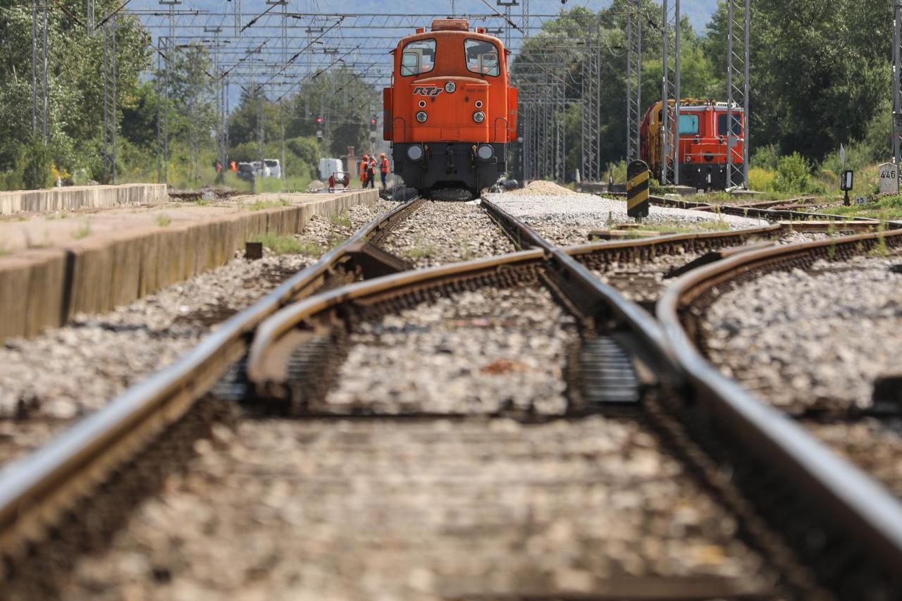 Željeznička pruga s lokomotivom