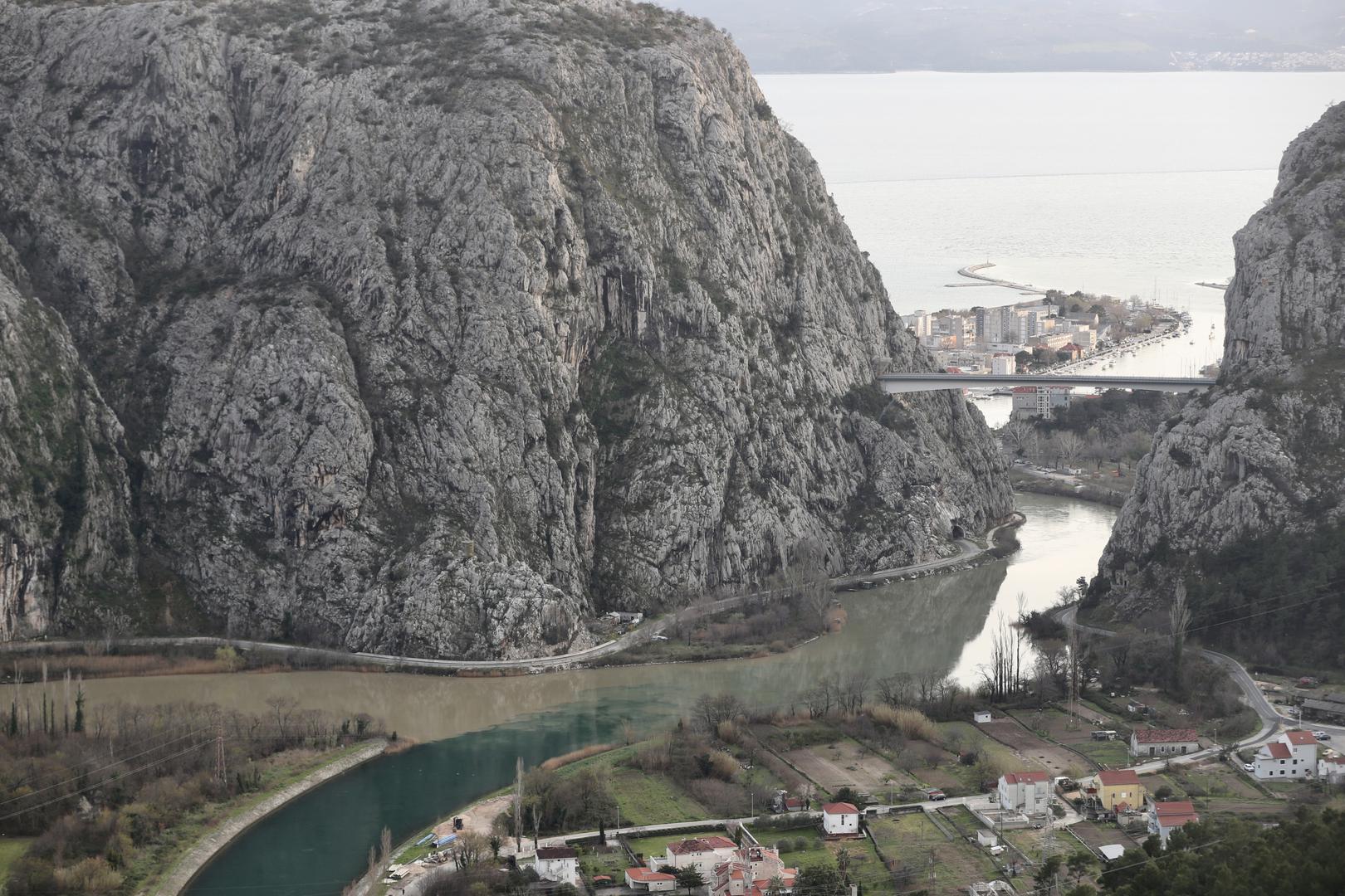 Koliko je zamućenje najbolje se vidi na pritoku iz HE Zakučac. 