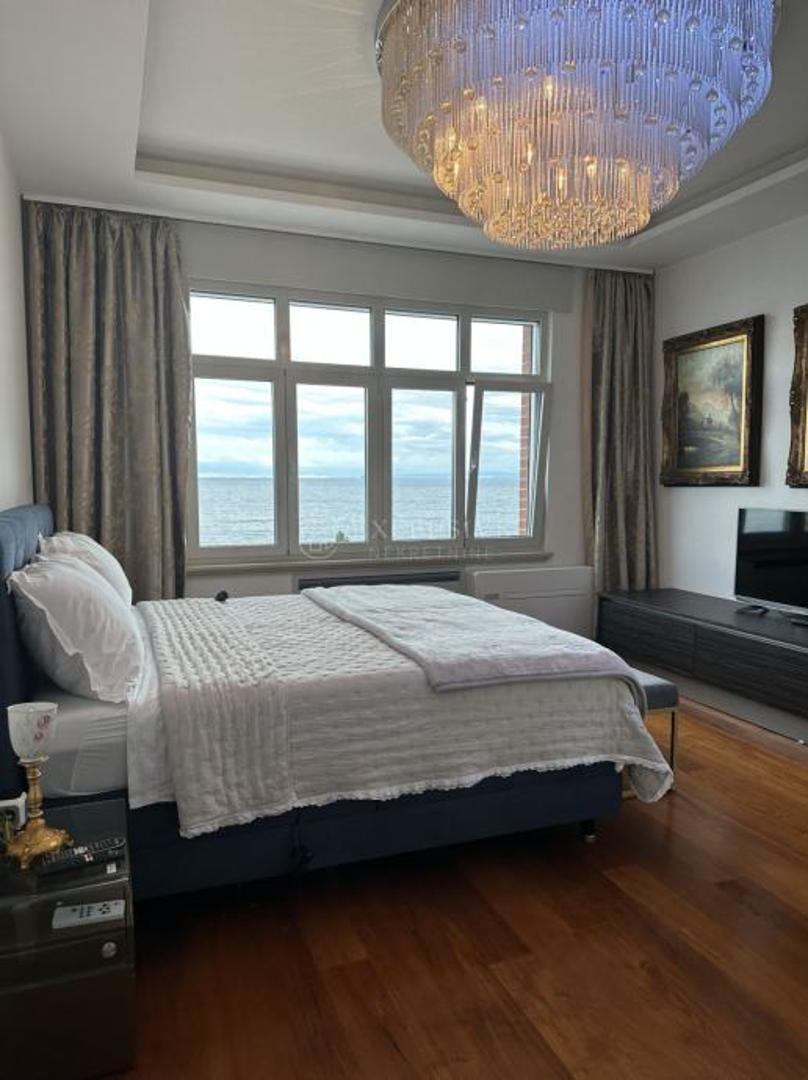 Nekretnina nudi više od sedam parkirnih mjesta, unutarnji lift, sustav grijanja i hlađenja putem dizalica topline, kao i napredan sigurnosni sustav.

