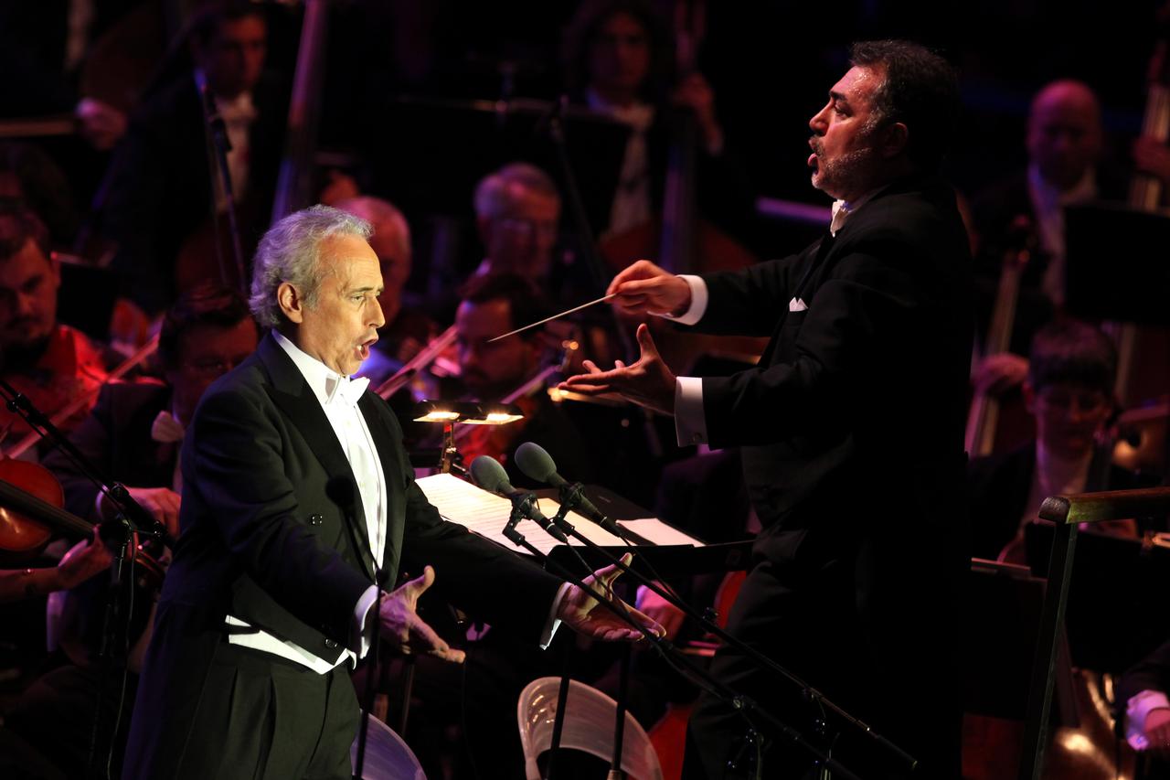 ARHIVA - Zagreb: Slavni tenor Jose Carreras pjevao za maestra Šuteja