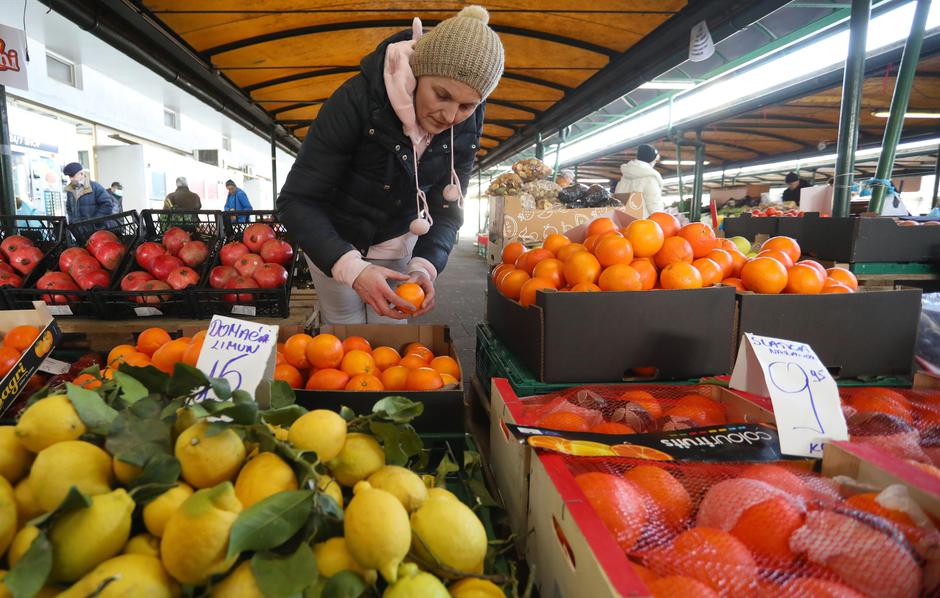 Karlovac: Građani kupuju svježe voće i povrće, kojeg na tržnici ne nedostaje