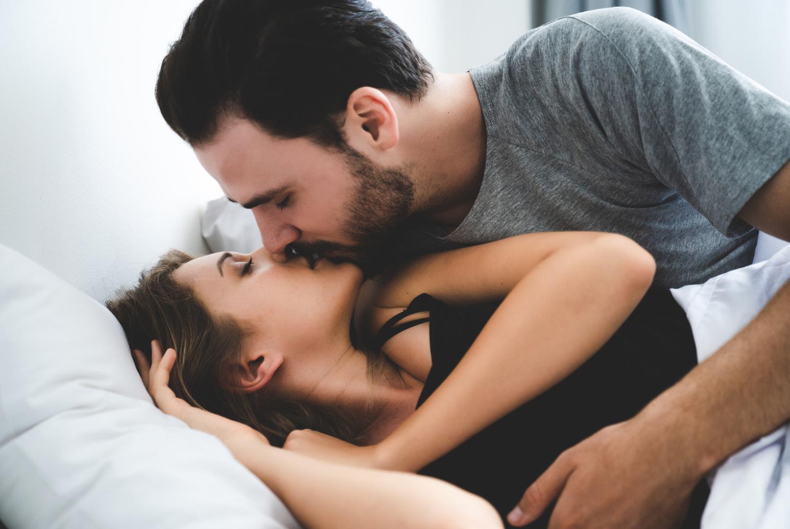 Bolji seksualni život: Malo alkohola može povećati strast među parovima. No, bilo što više od jednog pića dnevno ima suprotan učinak, osobito ako pretjerujete ili ste ovisni o alkoholu. Muškarci mogu imati problema s postizanjem ili održavanjem erekcije, dok ženama može pasti seksualna želja. 