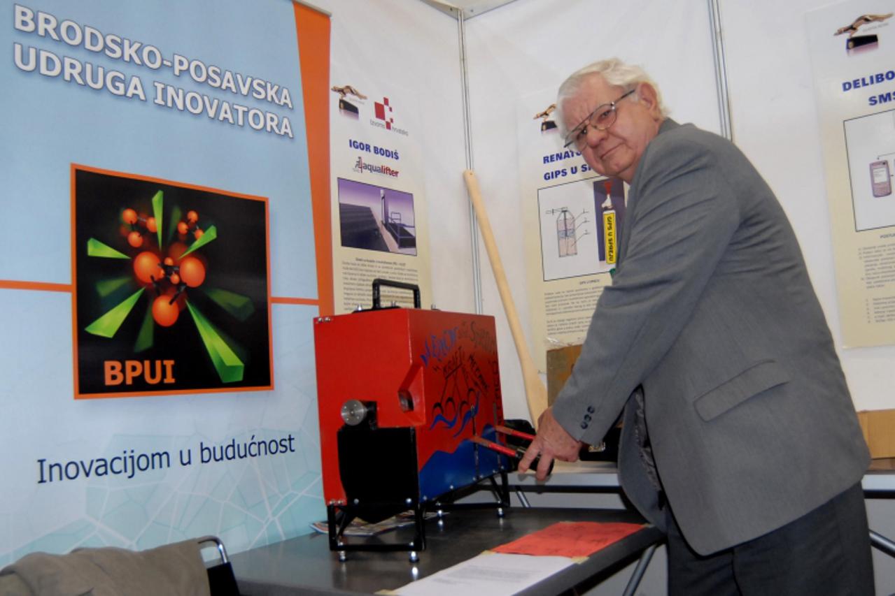 \'slavonija-29.11.10-slavonski brod -hrvatska -  rn:inovator--brodjanin ferdo crnogorac svojim  je uredjajem za proizvodnju elektricne energije pogonjen morskim valovima dao doprinos stvaranju obnovlj