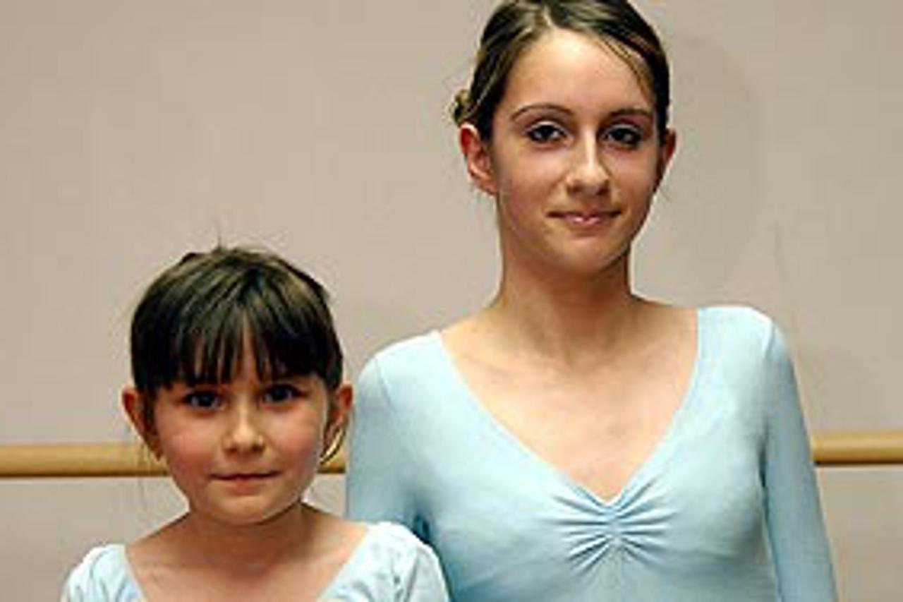 Djevojčice su zasjale u tirkiznoplavim baletnim dresovima