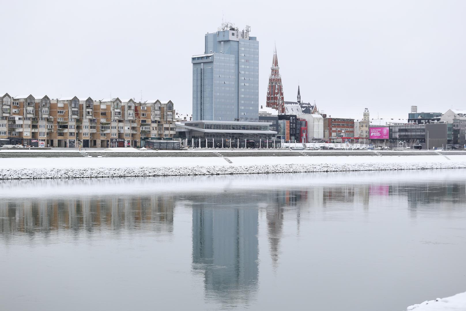 - Prema prognozi nove padaline se očekuju u poslijepodnevnim satima, ali mi smo spremni na sve zimske uvjete koji nas očekuju. Mi ćemo stalno biti na cesti, negdje ćemo doći prije negdje kasnije, prema rasporedu i prioritetima koje imamo, rekao je Petrović. Za zimsku sezonu spremno je oko 4 i pol tisuće tona soli, ali i Petrović dodaje kako je naručeno dodatnih  700 tona soli koja će biti isporučena sljedećeg tjedna.
