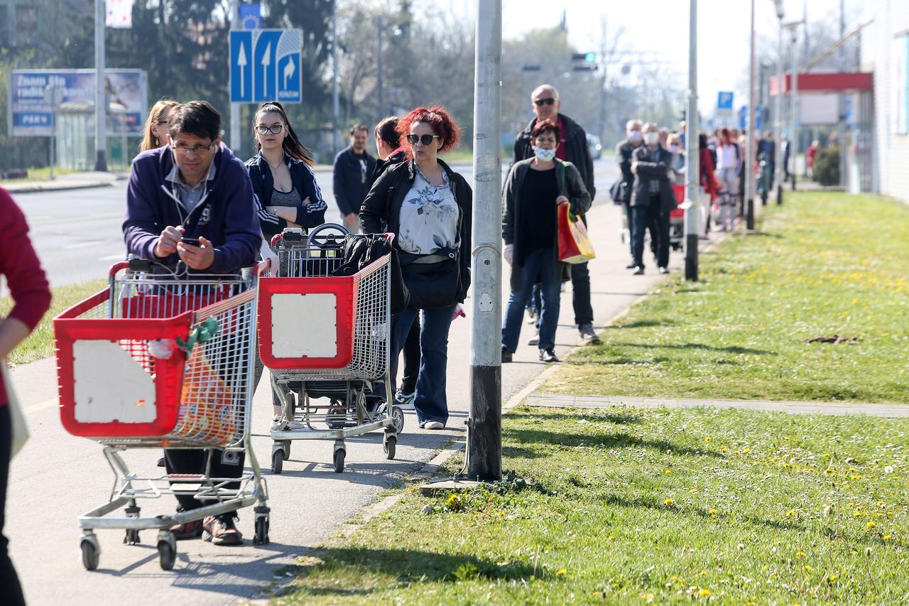 Zagreb: Dugačak red na ulazak u dućan kako bi obavili kupovinu prije blagdana Uskrsa