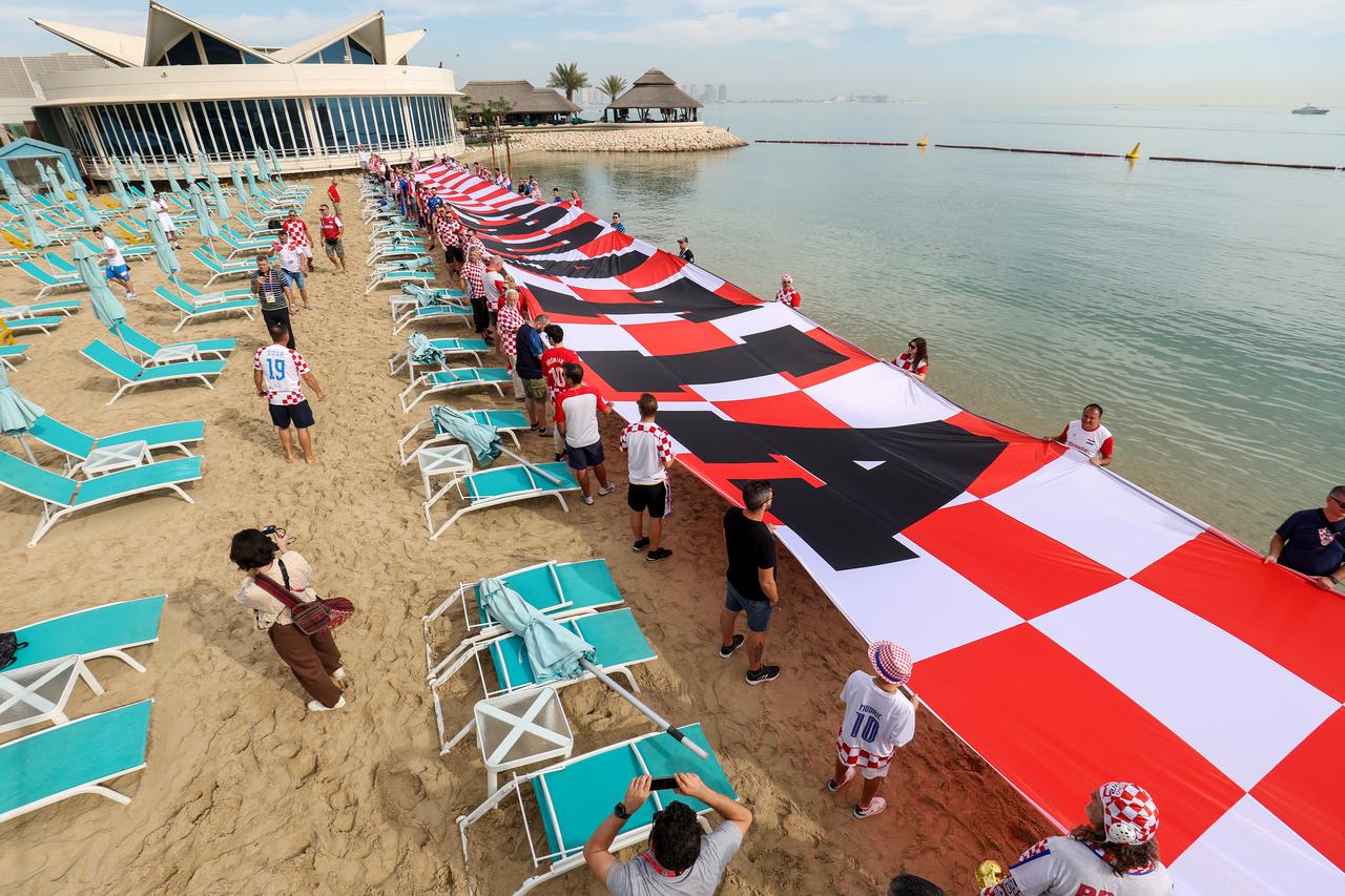 KATAR 2022: Hrvatski navijači razvili su zastavu dugačku 200 metara na plaži ispred hotela Hilton Doha 