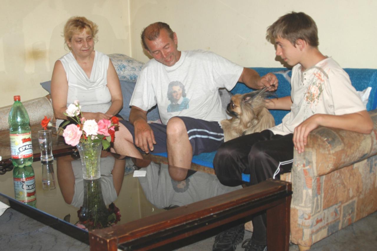 '01.07.2010., Bjelovar - Obitelj Uzarevic iz Bjelovara zivi u derutnom stanu, te od Grada trazi novi smjestaj Photo: Damir Spehar/PIXSELL'
