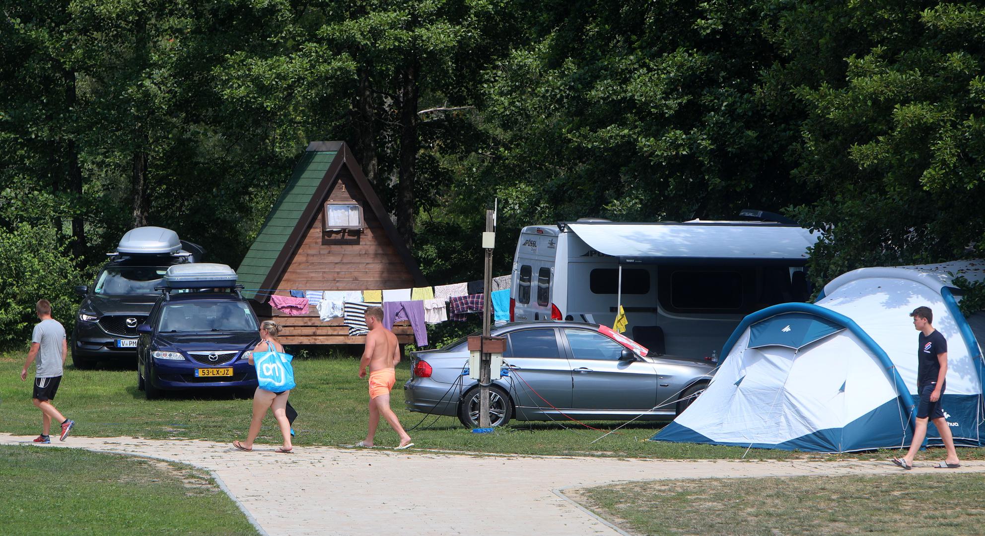 11.08.2021., Duga Resa - Autokamp Slapic na rijeci Mreznici u Belavicima popunjen je stranim i domacim turistima. Osim gostima iz Skandinavskih zemalja Nizozemske, Svedske, Njemacke i Austrije rijeka Mreznica sve je popularnija i medu Hrvatima ljetuju u ovom kampu.Photo: Kristina Stedul Fabac/PIXSELL