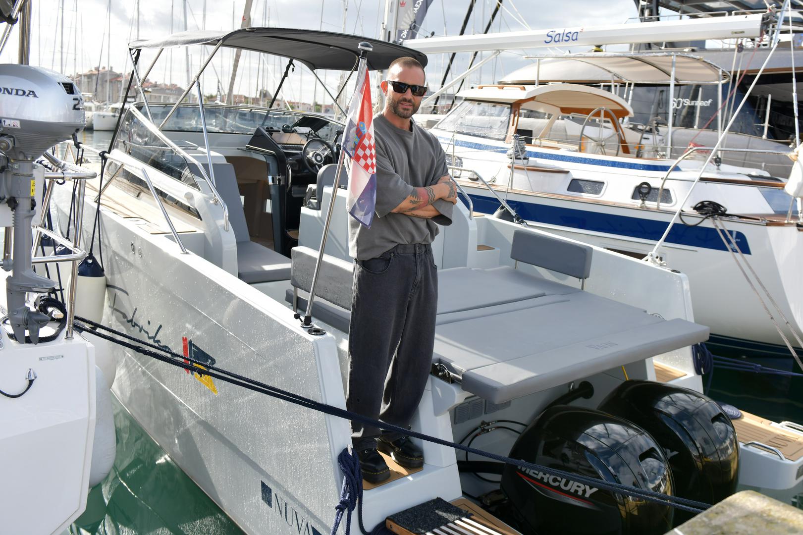 Naime, Luka ovih dana spremno pozira na svom gliseru u sklopu boat showa u Biogradu na Moru.