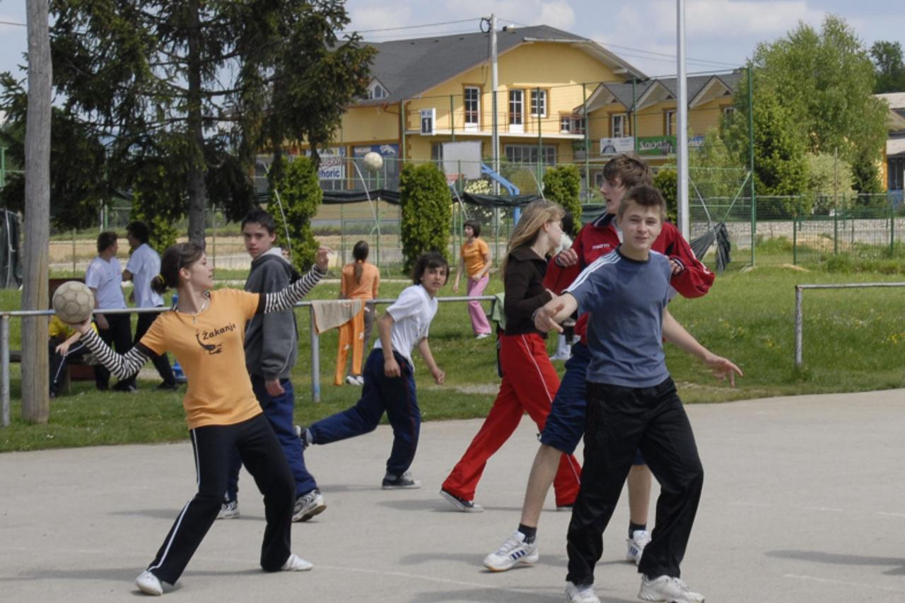 'karlovac zakanje,sport, ucenici na skolskom igralistu,090409 photo: kristina stedul fabac/vecernji list'